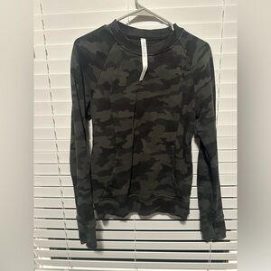 Long sleeve green camo crewneck with front pocket
